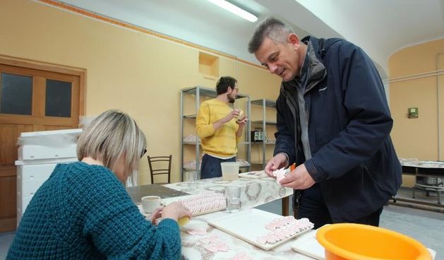U radionici Medjubiskupijskog sjemenista u Vocarskoj ulici sticenici zajednice Cenacola izradjuju male andjele.