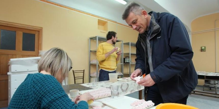 U radionici Medjubiskupijskog sjemenista u Vocarskoj ulici sticenici zajednice Cenacola izradjuju male andjele. U radionici Medjubiskupijskog sjemenista u Vocarskoj ulici sticenici zajednice Cenacola izradjuju male andjele.