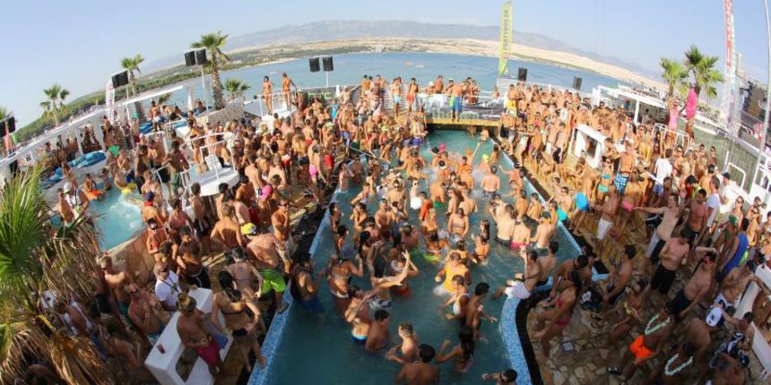 08.08.2013., Otok Pag, Zrce – 24-satna zabava na popularnoj plazi Zrce uz zgodne plesacice svakim danom privlace sve vise gostiju zeljne lude zabave. Photo: Filip Brala/PIXSELL 08.08.2013., Otok Pag, Zrce – 24-satna zabava na popularnoj plazi Zrce uz zgodne plesacice svakim danom privlace sve vise gostiju zeljne lude zabave. Photo: Filip Brala/PIXSELL