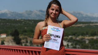 Maslenicki most, Zadar, 010712.
Doris Pincic, zvijezda Larinog izbora, svojim skokom je otvorila sezonu bungee skokova sa Maslenickog mosta. Svake godine sezona skokova se otvara skokovima poznatih osoba i novinara.
Na fotografiji: Doris Pincic s bungee d