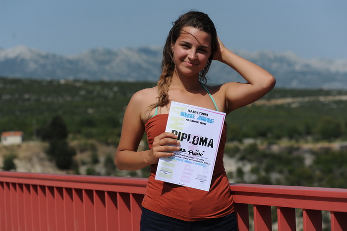 Maslenicki most, Zadar, 010712.
Doris Pincic, zvijezda Larinog izbora, svojim skokom je otvorila sezonu bungee skokova sa Maslenickog mosta. Svake godine sezona skokova se otvara skokovima poznatih osoba i novinara.
Na fotografiji: Doris Pincic s bungee d