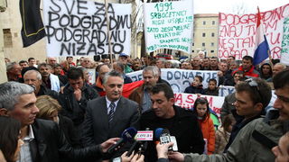 Zadar, 081210.
Prosvjed mjestana Podgradine ispred zgrade zupanijske uprave zbog toga jer njihovo mjesto nije registirano kao mjesto. Kolona prosvjednika je krenula s Branimirove obale, preko Poluotoka i dosla pred zgradu zupanije. 
Na slici: prosvjednici