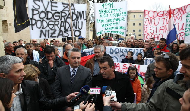 Zadar, 081210.
Prosvjed mjestana Podgradine ispred zgrade zupanijske uprave zbog toga jer njihovo mjesto nije registirano kao mjesto. Kolona prosvjednika je krenula s Branimirove obale, preko Poluotoka i dosla pred zgradu zupanije. 
Na slici: prosvjednici