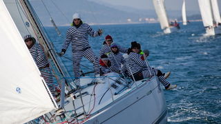 Zadar, 260211.
U Biogradskom akvatoriju se ovoga vikenda odrzava 11. Karnevalska regata. U tri jedrenja natjecati ce se 50-ak brodova.
Na slici: detalj sa subotnjeg jedrenja.
Foto: Vladimir Ivanov / CROPIX Zadar, 260211.
U Biogradskom akvatoriju se ovoga vikenda odrzava 11. Karnevalska regata. U tri jedrenja natjecati ce se 50-ak brodova.
Na slici: detalj sa subotnjeg jedrenja.
Foto: Vladimir Ivanov / CROPIX