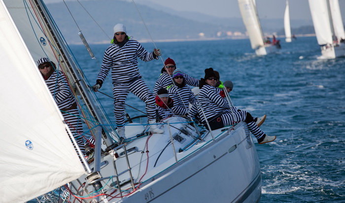 Zadar, 260211.
U Biogradskom akvatoriju se ovoga vikenda odrzava 11. Karnevalska regata. U tri jedrenja natjecati ce se 50-ak brodova.
Na slici: detalj sa subotnjeg jedrenja.
Foto: Vladimir Ivanov / CROPIX Zadar, 260211.
U Biogradskom akvatoriju se ovoga vikenda odrzava 11. Karnevalska regata. U tri jedrenja natjecati ce se 50-ak brodova.
Na slici: detalj sa subotnjeg jedrenja.
Foto: Vladimir Ivanov / CROPIX