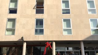 Spektakularno spuštanje Djeda Božićnjaka na Kalelargu Spektakularno spuštanje Djeda Božićnjaka na Kalelargu