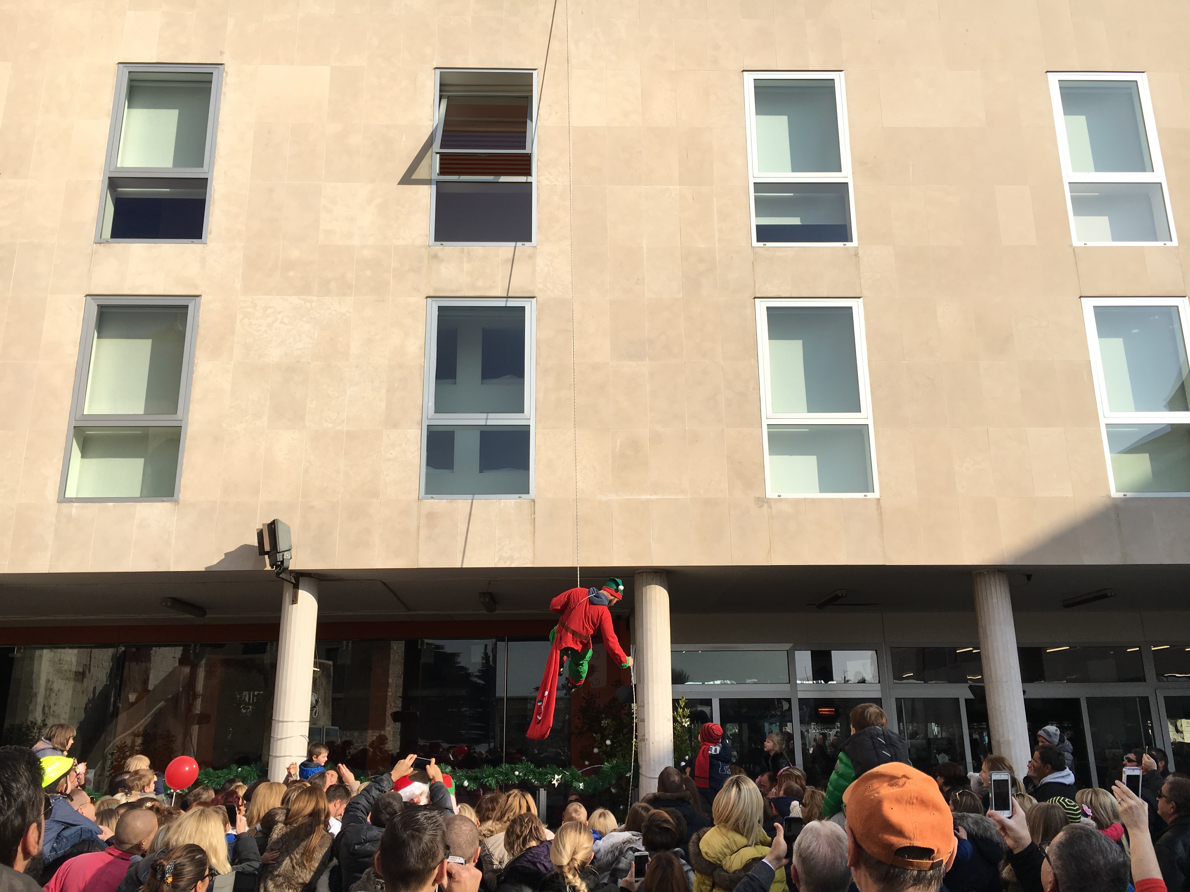 Spektakularno spuštanje Djeda Božićnjaka na Kalelargu Spektakularno spuštanje Djeda Božićnjaka na Kalelargu