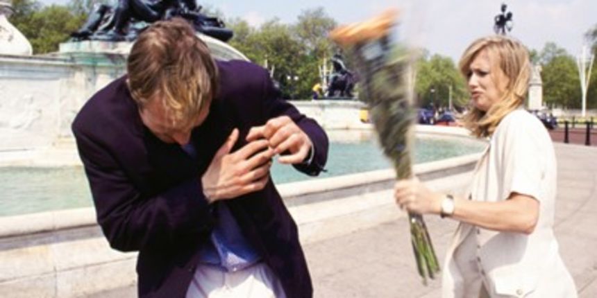 žena zlostavlja muškarca