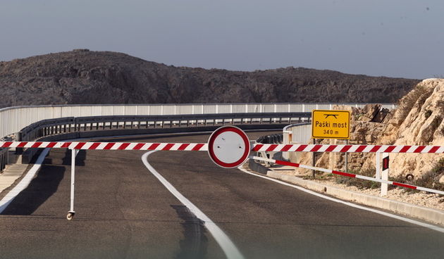 Zadar, 250113.
Zbog olujnog vjetra za sav promet zatvorene su: autocesta A1 izmedju cvorova Sveti Rok i Posedarje, drzavna cesta D54 Maslenica – Zaton Obrovacki, Jadranska magistrala (D8) od Senja do Svete Marije Magdalene i Paski most. 
Na fotografiji: d