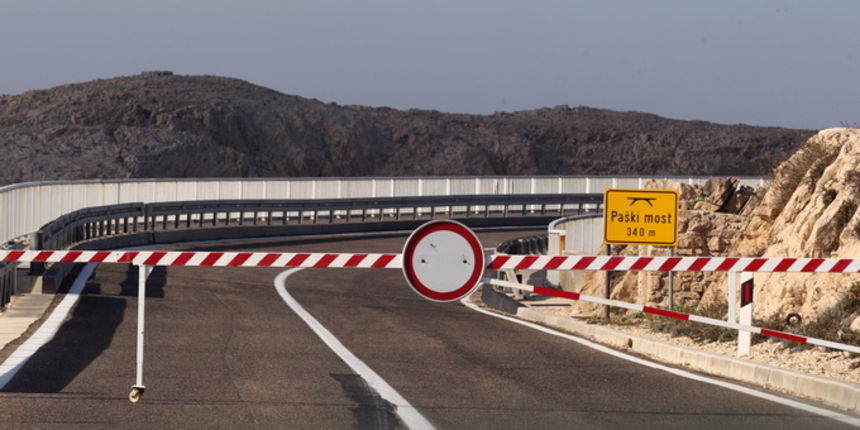 Zadar, 250113.
Zbog olujnog vjetra za sav promet zatvorene su: autocesta A1 izmedju cvorova Sveti Rok i Posedarje, drzavna cesta D54 Maslenica – Zaton Obrovacki, Jadranska magistrala (D8) od Senja do Svete Marije Magdalene i Paski most.
Na fotografiji: d Zadar, 250113.
Zbog olujnog vjetra za sav promet zatvorene su: autocesta A1 izmedju cvorova Sveti Rok i Posedarje, drzavna cesta D54 Maslenica – Zaton Obrovacki, Jadranska magistrala (D8) od Senja do Svete Marije Magdalene i Paski most.
Na fotografiji: d