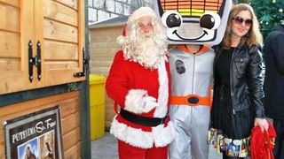 Božićnica na Novom: Radiolino, Djed božićnjak i ekipa Novog radija darivala sugrađane. Foto: Jurica Gašpar