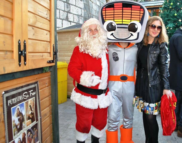 Božićnica na Novom: Radiolino, Djed božićnjak i ekipa Novog radija darivala sugrađane. Foto: Jurica Gašpar