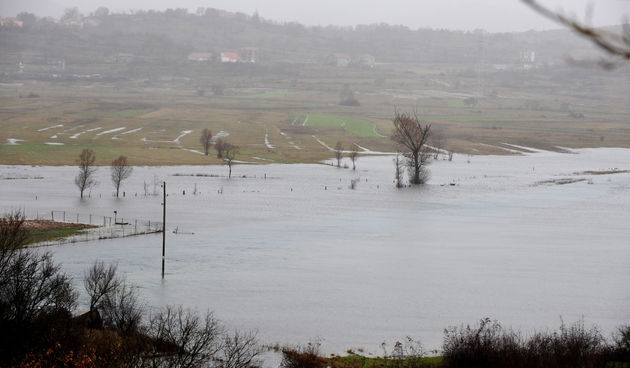 Uslijed obilnih kisa i otapanja snijega rijeka Cikola izlila se iz izvora i korita u mjestu Mirlovic polje kod Drnisa i poplavila Petrovo polje. Foto: Niksa Stipanicev / CROPIX