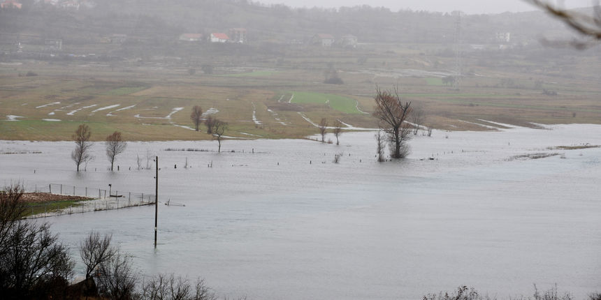 Uslijed obilnih kisa i otapanja snijega rijeka Cikola izlila se iz izvora i korita u mjestu Mirlovic polje kod Drnisa i poplavila Petrovo polje. Foto: Niksa Stipanicev / CROPIX Uslijed obilnih kisa i otapanja snijega rijeka Cikola izlila se iz izvora i korita u mjestu Mirlovic polje kod Drnisa i poplavila Petrovo polje. Foto: Niksa Stipanicev / CROPIX