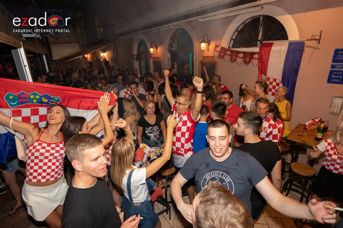 Čudesna noć: Velika fešta ulicama Zadra nakon plasmana Vatrenih u finale SP Čudesna noć: Velika fešta ulicama Zadra nakon plasmana Vatrenih u finale SP