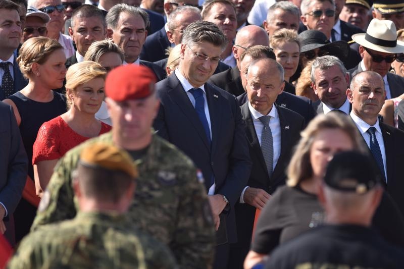 Uz zvukove hime “Lijepa naša” podignuta je zastava Republike Hrvatske na Kninskoj tvrđavi Uz zvukove hime “Lijepa naša” podignuta je zastava Republike Hrvatske na Kninskoj tvrđavi