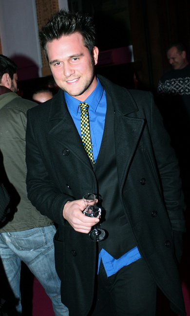 Zagreb, 031209.
Premijera spota za hit singl “Zedjam” Zlatana Stipisica Gibannija u Hrvatskom drzavnom arhivu. Na promociji je Gibonni potpisao ugovor s T Mobilom.
Na slici: Luka Nizetic.
Foto: Sandra Simunovic / CROPIX Zagreb, 031209.
Premijera spota za hit singl “Zedjam” Zlatana Stipisica Gibannija u Hrvatskom drzavnom arhivu. Na promociji je Gibonni potpisao ugovor s T Mobilom.
Na slici: Luka Nizetic.
Foto: Sandra Simunovic / CROPIX