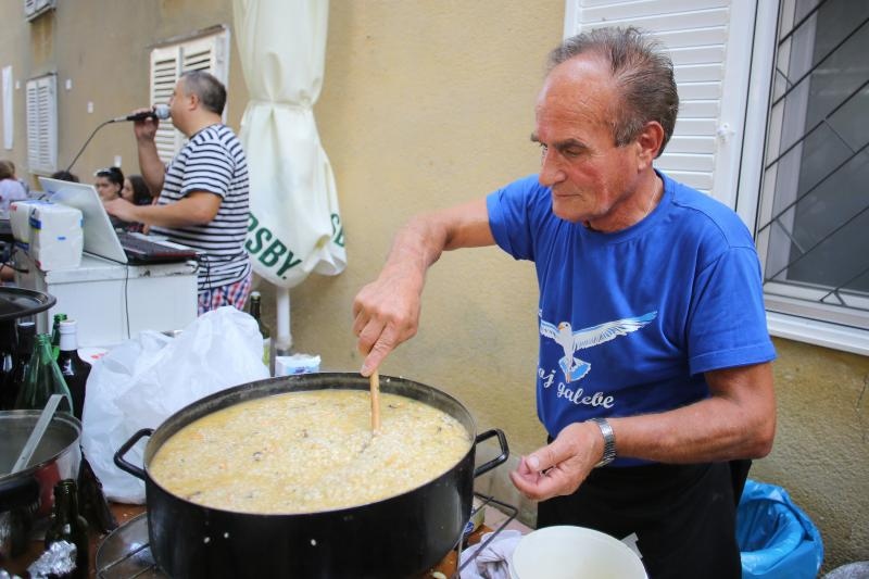 Građani od podneva uživaju u Varoškoj fešti, foto: Filip Brala/PIXSELL Građani od podneva uživaju u Varoškoj fešti, foto: Filip Brala/PIXSELL