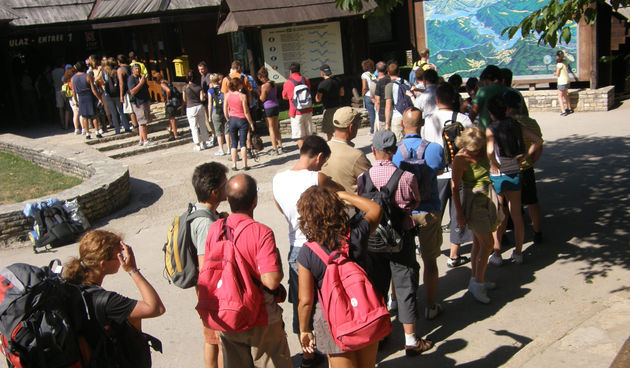 Na ulaz u NP Plitvicka jezera ceka se u dugim redovima. Foto: Zeljko Popovic / EPEHA /CROPIX