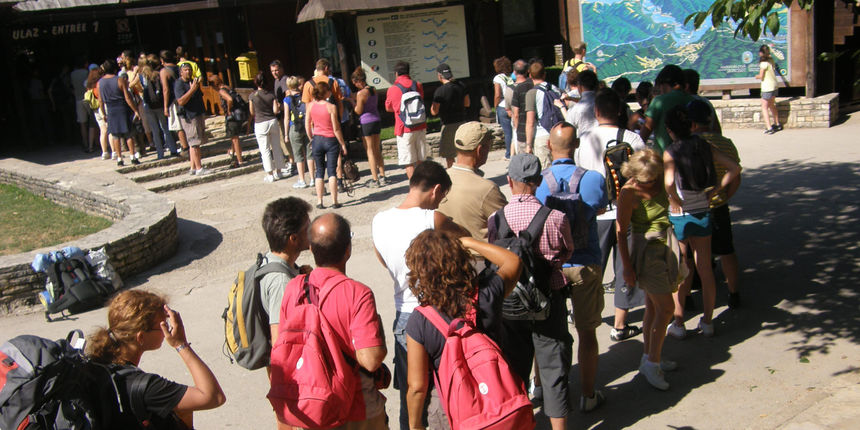 Na ulaz u NP Plitvicka jezera ceka se u dugim redovima. Foto: Zeljko Popovic / EPEHA /CROPIX