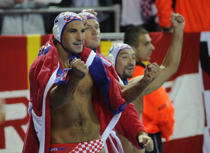 Zagreb, 110910.
Bazen Mladosti na Savi.
29. Europsko prvenstvo u vaterpolu.
Finalna utakmica za pobjednika Europskog prvenstva u vaterpolu  Hrvatska – Italija. 
Na slici: igraci slave.
Foto:  Drago Sopta / CROPIX