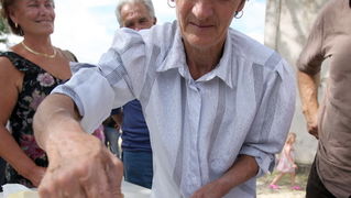 Zadar, 190610.
U mjestu Zelangrad pored obrovca po prvi put je organizirano natjecanje u pravljenju prisnaca (kolac). Marija Mitrovic je osvojila 1.mjesto, Radojka Zupan 2. i Ljubica Cacic 3.mjesto.
Na fotografiji: Marija Mitrovic
Foto: Vladimir Ivanov /