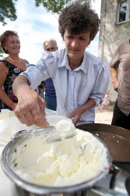 Zadar, 190610.
U mjestu Zelangrad pored obrovca po prvi put je organizirano natjecanje u pravljenju prisnaca (kolac). Marija Mitrovic je osvojila 1.mjesto, Radojka Zupan 2. i Ljubica Cacic 3.mjesto.
Na fotografiji: Marija Mitrovic
Foto: Vladimir Ivanov /