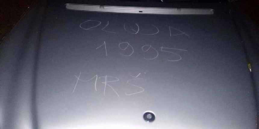 Huligani u Konavlima uništili Mercedes srpskih studenata, Izvor: Dubrovački dnevnik Huligani u Konavlima uništili Mercedes srpskih studenata, Izvor: Dubrovački dnevnik