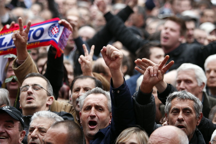 Zagreb, 161112.
Trg bana Jelacica.
Nakon oslobadjajuce presude i provedenih 7 i 5 godina u Haaskom pritvoru za hrvatske generale Antu Gotovinu i Mladena Markaca na zagrebackom glavnom trgu organiziran je velicanstven docek . Oko 16 sati skupilo se desetak