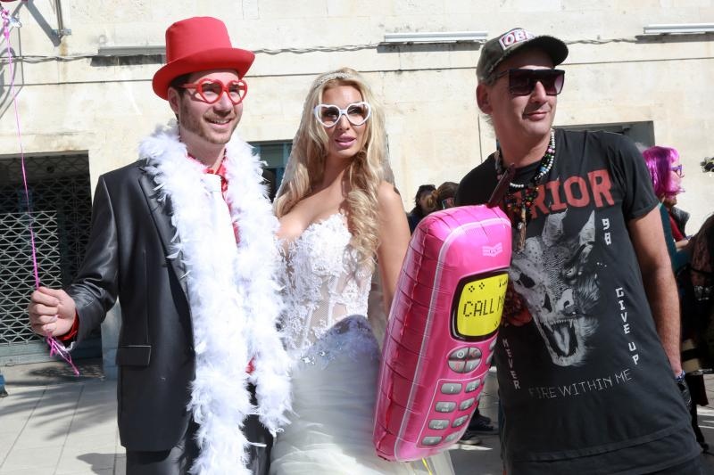 Splitski karneval: Vjenčanje Ave Karabatić i Ivana Pernara na splitskoj rivi