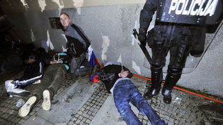 Maribor (Slovenija), 031212.
Prosvjed gradjana Maribora protiv trenutacnog gradonacelnika Franca Kanglera, osumnjicenog za umjesanost u korupciju. Prosvjed je zapoceo okupljanjem nekoliko tisuca ljudi na Trgu Slobode, a zatim se preselio ispred zgrade opc Maribor (Slovenija), 031212.
Prosvjed gradjana Maribora protiv trenutacnog gradonacelnika Franca Kanglera, osumnjicenog za umjesanost u korupciju. Prosvjed je zapoceo okupljanjem nekoliko tisuca ljudi na Trgu Slobode, a zatim se preselio ispred zgrade opc