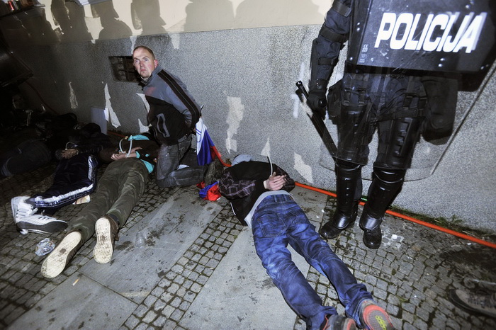 Maribor (Slovenija), 031212.
Prosvjed gradjana Maribora protiv trenutacnog gradonacelnika Franca Kanglera, osumnjicenog za umjesanost u korupciju. Prosvjed je zapoceo okupljanjem nekoliko tisuca ljudi na Trgu Slobode, a zatim se preselio ispred zgrade opc Maribor (Slovenija), 031212.
Prosvjed gradjana Maribora protiv trenutacnog gradonacelnika Franca Kanglera, osumnjicenog za umjesanost u korupciju. Prosvjed je zapoceo okupljanjem nekoliko tisuca ljudi na Trgu Slobode, a zatim se preselio ispred zgrade opc