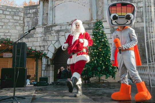 Božićnica na Novom: Radiolino, Djed božićnjak i ekipa Novog radija darivala sugrađane. Foto: Jurica Gašpar