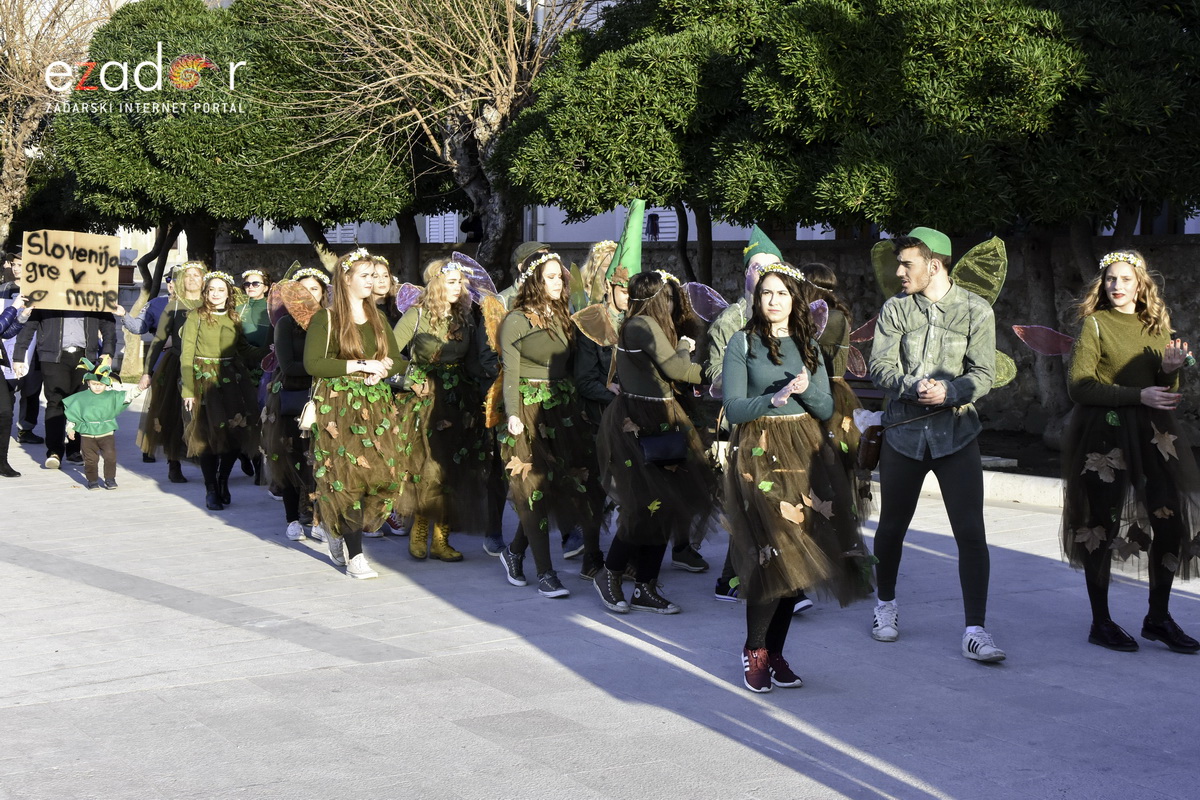 Paški zimski karneval 2018: Karnevalska povorka prošla ulicama grada do Pijace