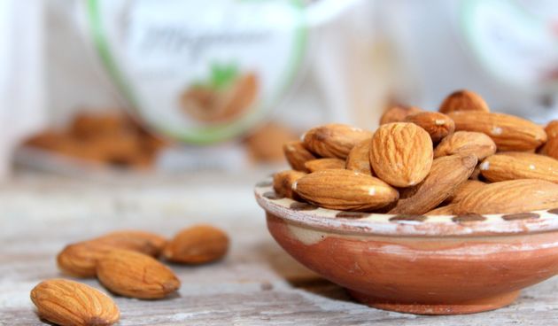 1. Bademi – Osim što spadaju na popis alkalnih namirnica, sadrže bogatsvo za tijelo korisnih tvari. Tako 100 grama badema sadrži: 27% kalcija, 25% željeza te 44% proteina.