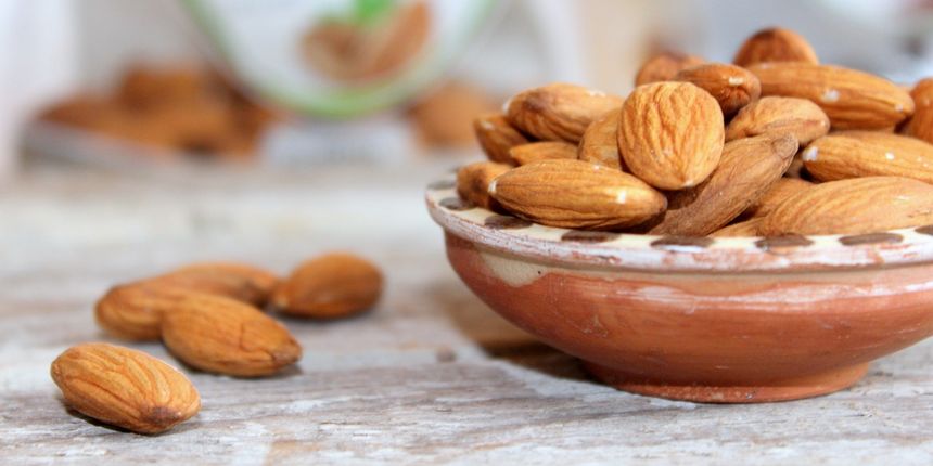 1. Bademi – Osim što spadaju na popis alkalnih namirnica, sadrže bogatsvo za tijelo korisnih tvari. Tako 100 grama badema sadrži: 27% kalcija, 25% željeza te 44% proteina. 1. Bademi – Osim što spadaju na popis alkalnih namirnica, sadrže bogatsvo za tijelo korisnih tvari. Tako 100 grama badema sadrži: 27% kalcija, 25% željeza te 44% proteina.