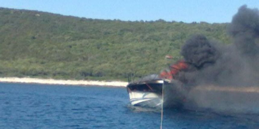 Zapaljeni gliser kraj otoka Premuda