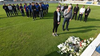 Na stadionu u Stanovima položeni vijenci i zapaljene svijeće za Hrvoja Ćustića Na stadionu u Stanovima položeni vijenci i zapaljene svijeće za Hrvoja Ćustića