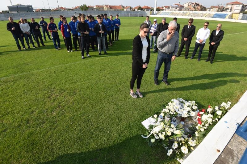 Na stadionu u Stanovima položeni vijenci i zapaljene svijeće za Hrvoja Ćustića Na stadionu u Stanovima položeni vijenci i zapaljene svijeće za Hrvoja Ćustića