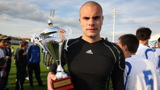 Zadar, 190510.
Nogometni stadion na Stanovima. Nogometna utakmica finala kupa Zadarske zupanije izmedju Zadra i Velebita iz Benkovca. Benkovcani su slavili nakon jedanajsteraca.
Na fotografiji: golman Marko Mihaljevic.
Foto: Vladimir Ivanov / CROPIX Zadar, 190510.
Nogometni stadion na Stanovima. Nogometna utakmica finala kupa Zadarske zupanije izmedju Zadra i Velebita iz Benkovca. Benkovcani su slavili nakon jedanajsteraca.
Na fotografiji: golman Marko Mihaljevic.
Foto: Vladimir Ivanov / CROPIX