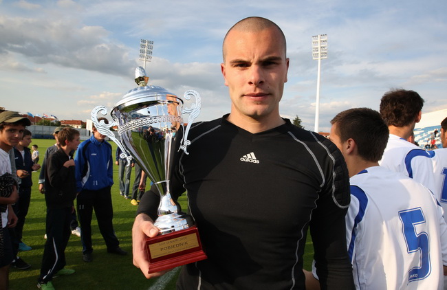 Zadar, 190510.
Nogometni stadion na Stanovima. Nogometna utakmica finala kupa Zadarske zupanije izmedju Zadra i Velebita iz Benkovca. Benkovcani su slavili nakon jedanajsteraca.
Na fotografiji: golman Marko Mihaljevic.
Foto: Vladimir Ivanov / CROPIX Zadar, 190510.
Nogometni stadion na Stanovima. Nogometna utakmica finala kupa Zadarske zupanije izmedju Zadra i Velebita iz Benkovca. Benkovcani su slavili nakon jedanajsteraca.
Na fotografiji: golman Marko Mihaljevic.
Foto: Vladimir Ivanov / CROPIX