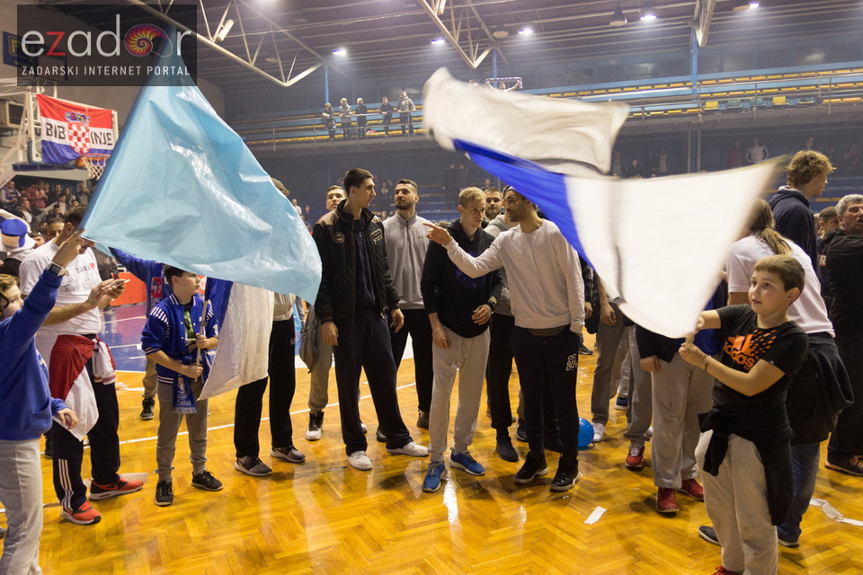 Humanitarno gledanje utakmice Zadar-Cibona (85-84) u Jazinama Humanitarno gledanje utakmice Zadar-Cibona (85-84) u Jazinama