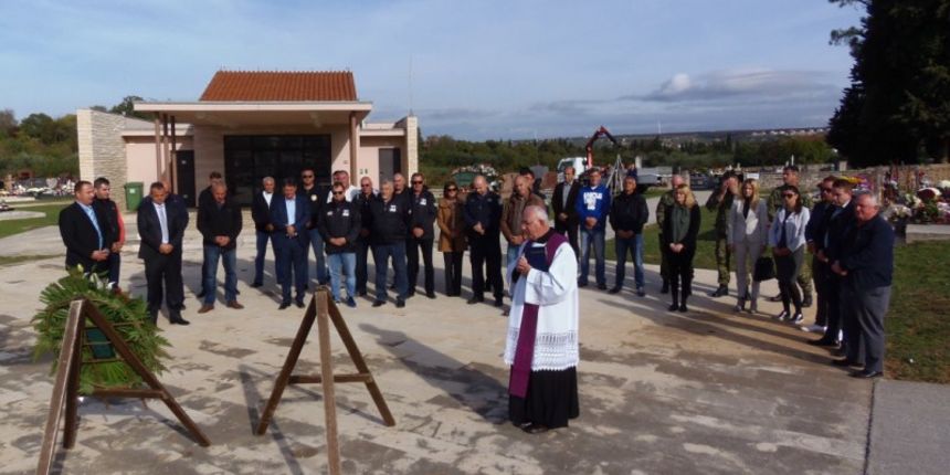 Izaslanstvo Grada Benkovca položilo vijence i zapalilo svijeće Izaslanstvo Grada Benkovca položilo vijence i zapalilo svijeće