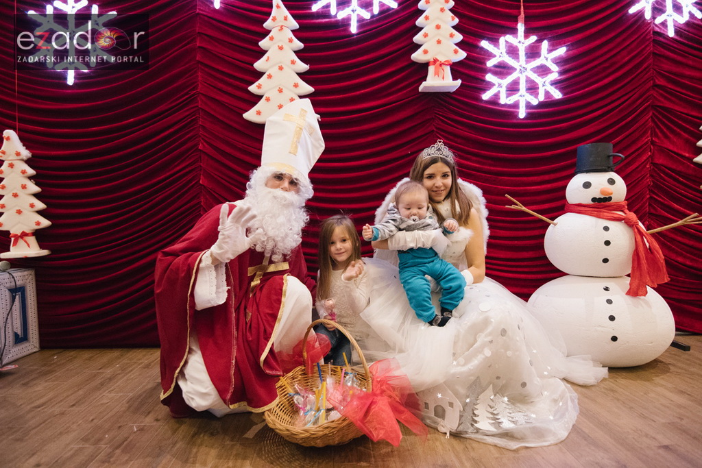 Sveti Nikola posjetio Supernova centar i razveselio mališane