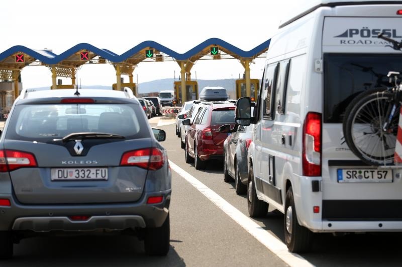 Zbog požara zatvorena autocesta A1 kod Pirovca: Neki vozači se okretali i vozili u suprotnom smjeru Zbog požara zatvorena autocesta A1 kod Pirovca: Neki vozači se okretali i vozili u suprotnom smjeru