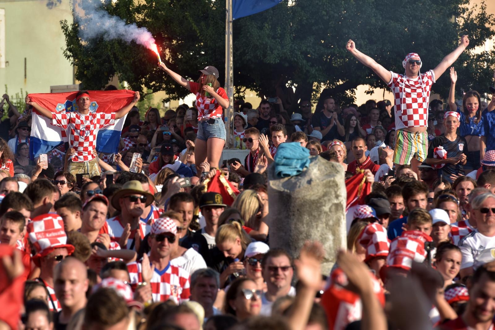 Tisuće Zadrana na Forumu navijalo za Vatrene u finalu Svjetskog prvenstva Tisuće Zadrana na Forumu navijalo za Vatrene u finalu Svjetskog prvenstva