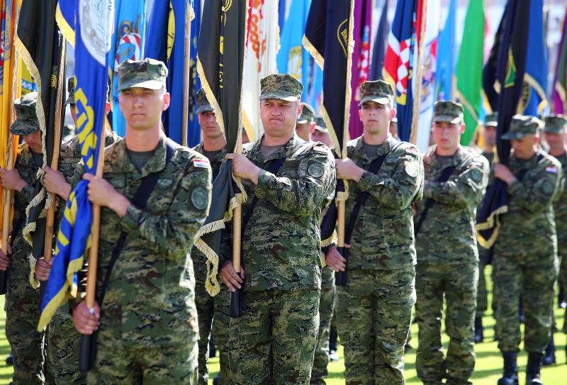 Svečano postrojavanje na stadionu u Kranjčevićevoj u povodu Dana Oružanih snaga Republike Hrvatske. Foto. PIXSELL Svečano postrojavanje na stadionu u Kranjčevićevoj u povodu Dana Oružanih snaga Republike Hrvatske. Foto. PIXSELL