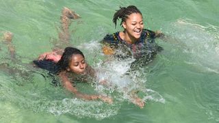 Paklene vrucine i visoke temperature natjerali su domace i strane goste da osvjzenje potraze u NP Krka. Photo: Hrvoje Jelavic/PIXSELL