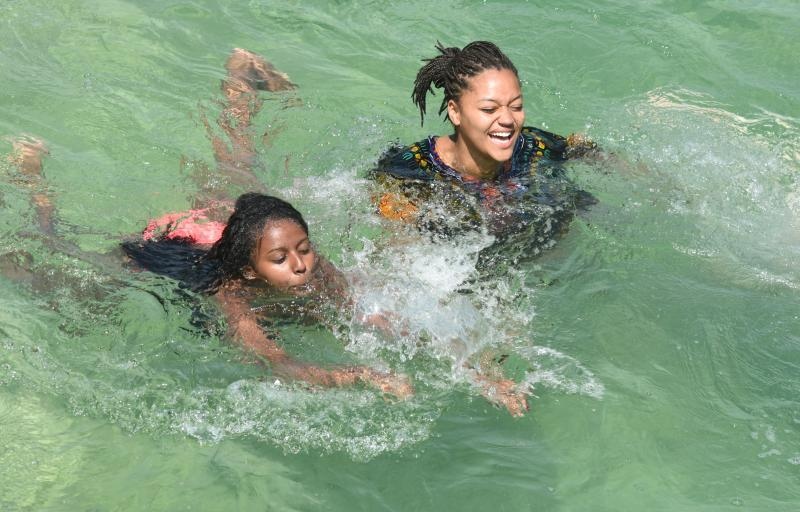 Paklene vrucine i visoke temperature natjerali su domace i strane goste da osvjzenje potraze u NP Krka. Photo: Hrvoje Jelavic/PIXSELL