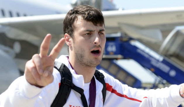 London, 130812.
Na povratku iz Londona sa Olimpijskih Igara, vecina hrvatskih sportasa se vraca avionskim letom Croatie Airlinesa za Zagreb.
Na fotografiji: Domagoj Duvnjak broncani izlazi iz aviona.
Foto: Drago Sopta / CROPIX